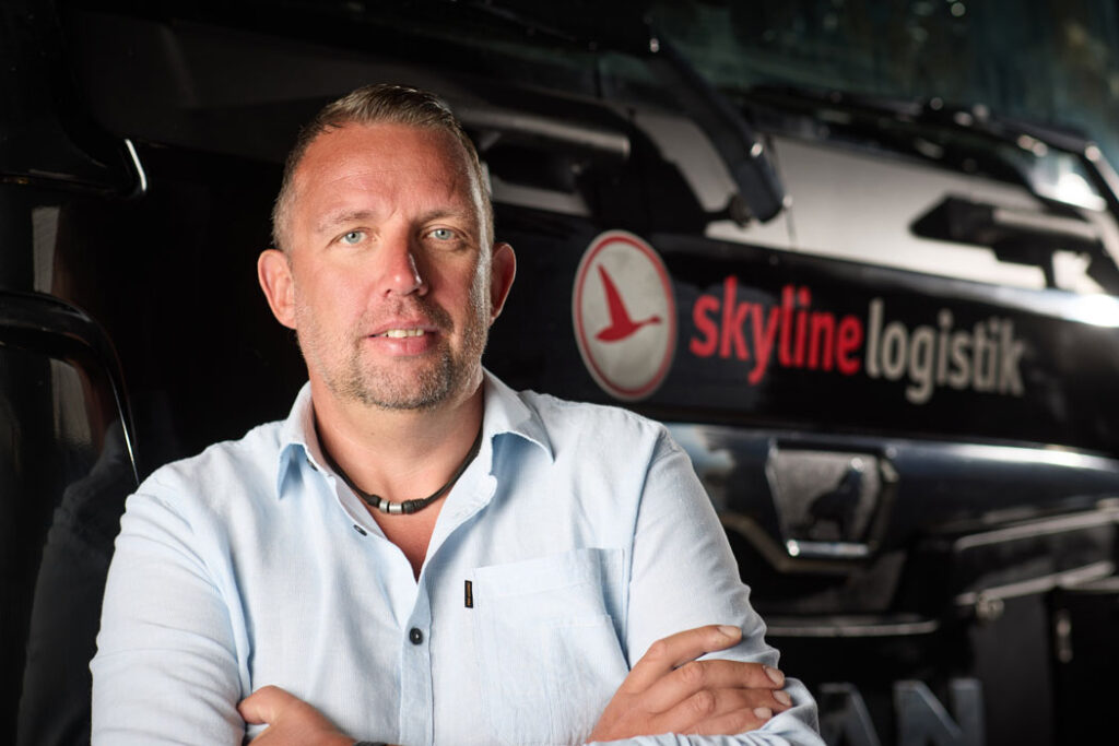 Portrait Skyline Logistik Mitarbeiter Christoph Scheil